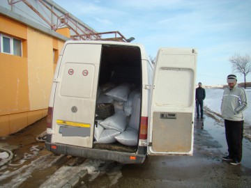 Transport ilegal de peste trei tone de material furajer, depistat la Cernavodă